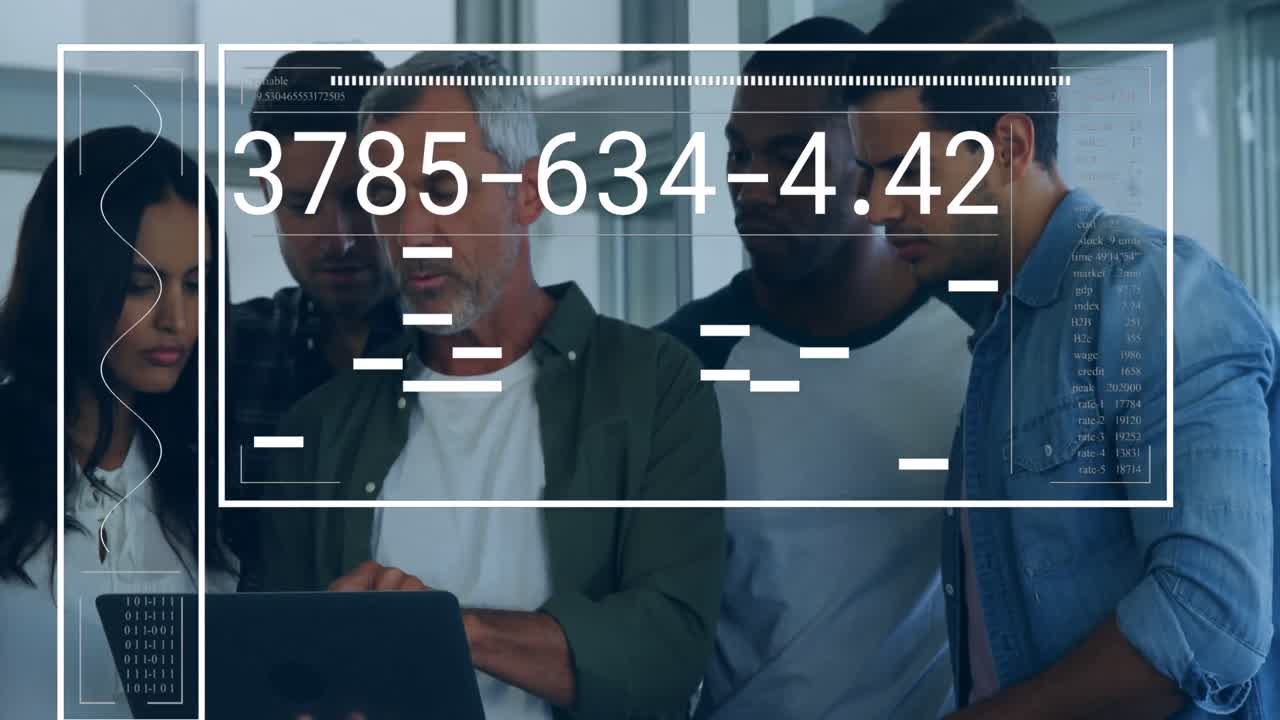 animación del procesamiento de datos financieros sobre diversas personas de negocios que utilizan computadora portátil en la oficina.