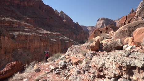 excursionista caminando sobre un acantilado en el parque nacional del gran cañón, arizona usa cámara lenta