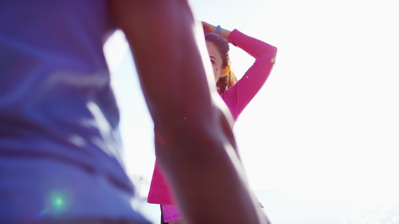 가까이 다민족 사람들이 호수 으로 어 있습니다.