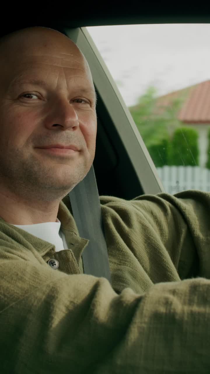 Mann som kjører bil