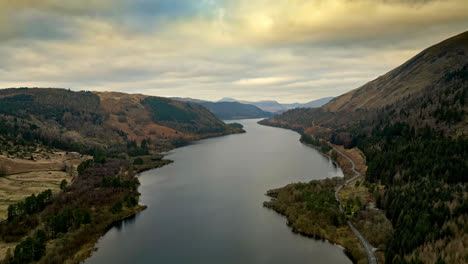 contempla la belleza misteriosa y dramática de la campiña de cumbria a través de fascinantes imágenes tomadas con drones, que capturan el lago thirlmere y las majestuosas montañas que lo envuelven.