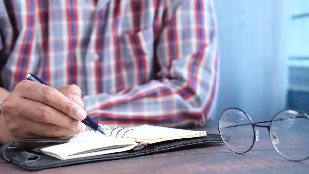 노트북에 글을 쓰는 사람