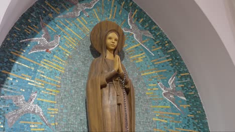 Estatua-De-María-Con-Fondo-De-Mosaico