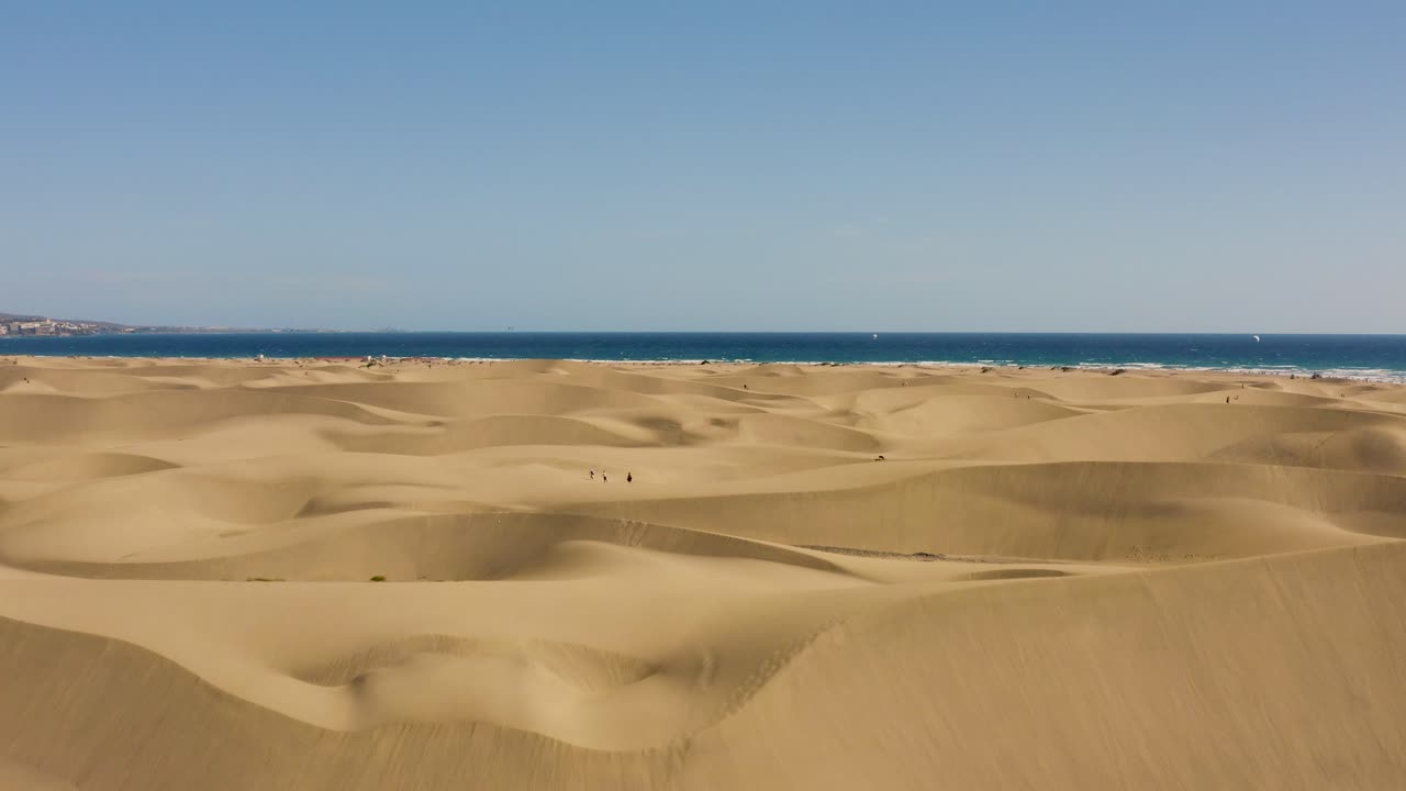 toma de drones del desierto y dunas con playa y mar, dunas de maspalomas, gran canaria