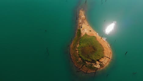 泰國一座由平靜的藍色湖泊包圍的綠色小島<unk>的空中景色 - - 空中拍攝