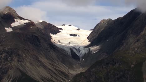 glaciar entre las montañas en el parque nacional de la bahía de los glaciares, alaska
