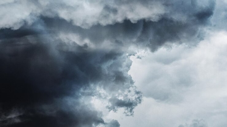 temporale, fulmini nelle nuvole scure