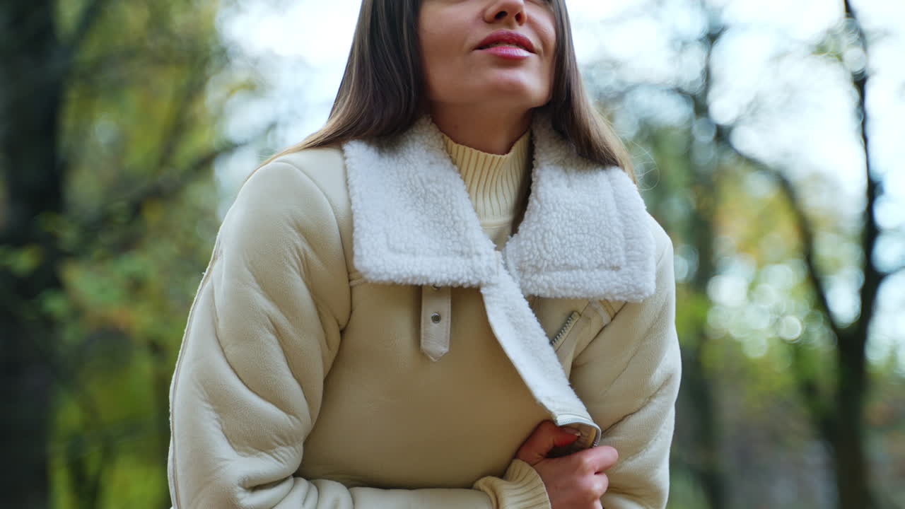 가을 에 공원 에서 한 여자