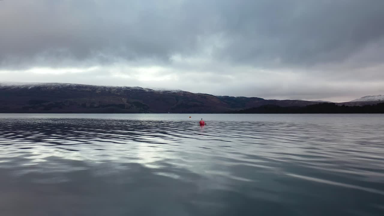 부표에 갈매기를 향해 loch lomond에 낮은 비행 드론 보기