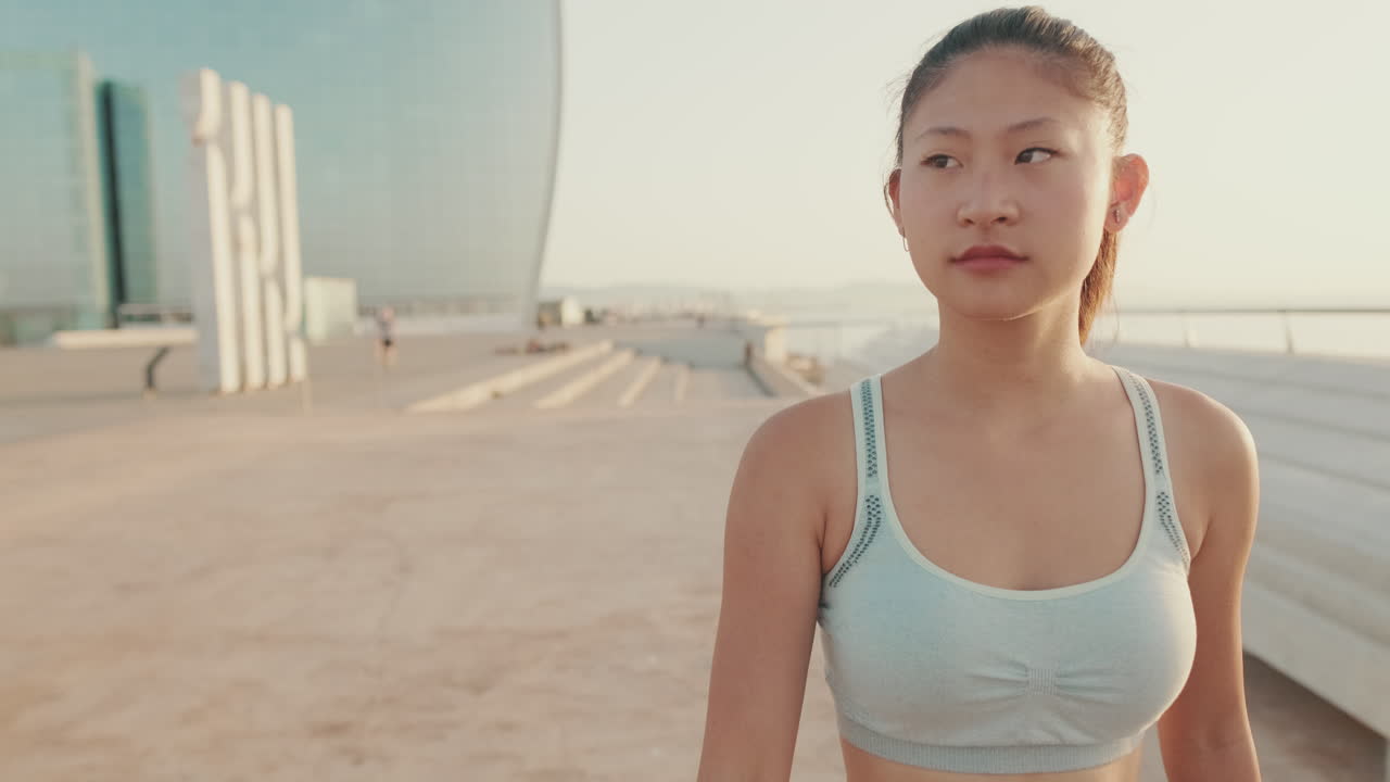 屋外で運動するアジアの女性