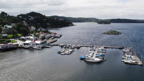 vista aérea del club de botes de ljungskile en bohuslan, suecia
