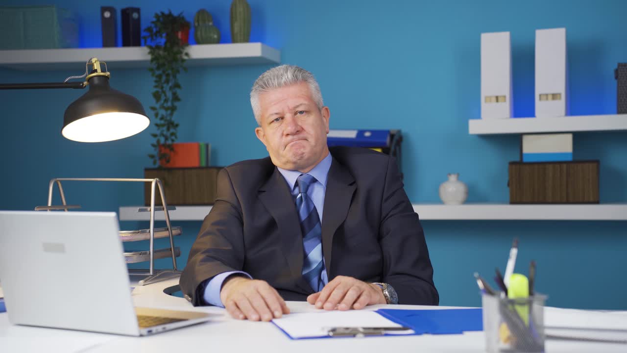 불행하고 우울한 채로 카메라를 바라보는 사업가