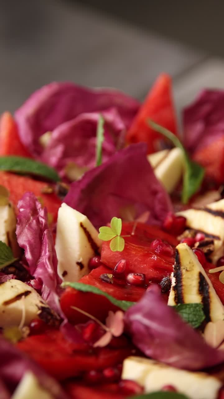 Insalata vivace di anguria e halloumi grigliato con menta fresca