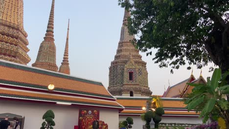 Pagodas-Chedi-Del-Templo-Wat-Pho-En-Tailandia-Al-Atardecer