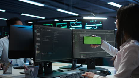 técnico que utiliza un teléfono móvil modelo en el centro de datos