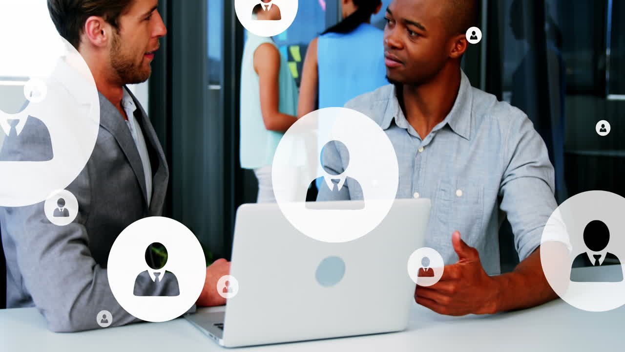 animación de múltiples iconos de perfil sobre diversos empresarios que comparten ideas en la oficina
