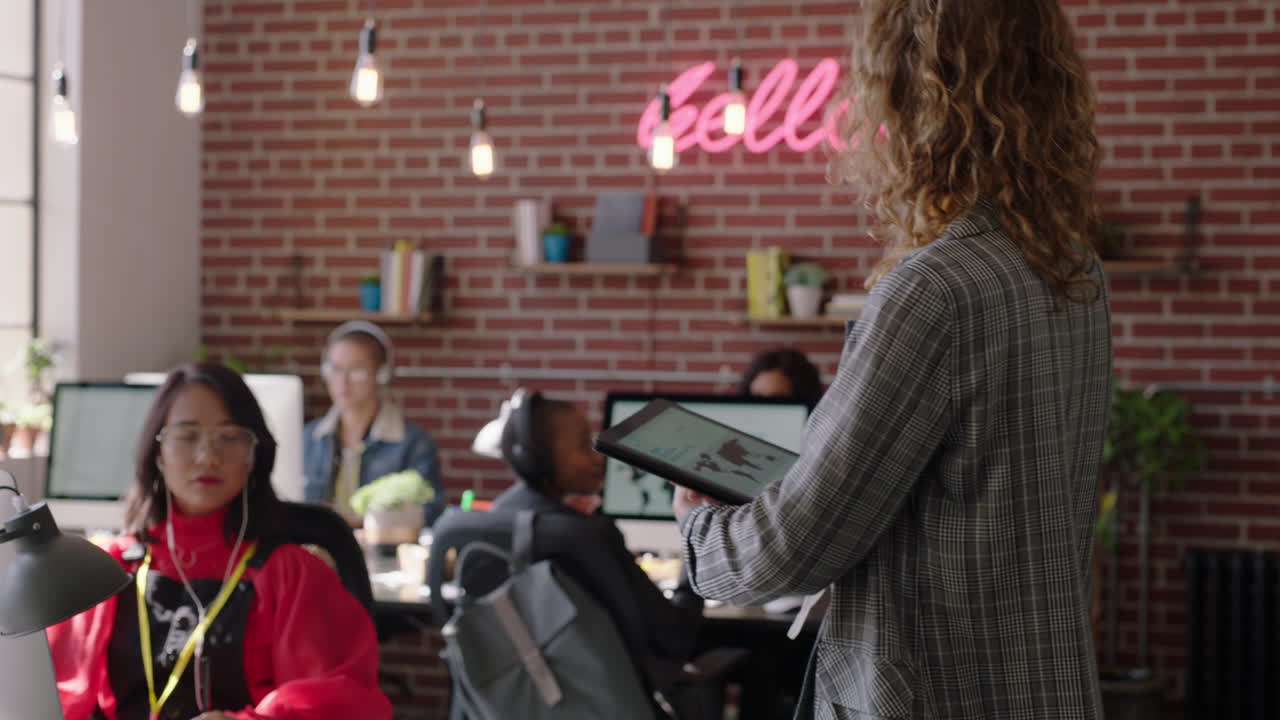 젊은  ⁇ 은 머리 사업가 팀 리더 동료들을 만나 프로젝트 아이디어를 공유하고 피드백을 논의하고 성공적인 스타트업 회사 사무실에서 창의적인 사람들을 만납니다.