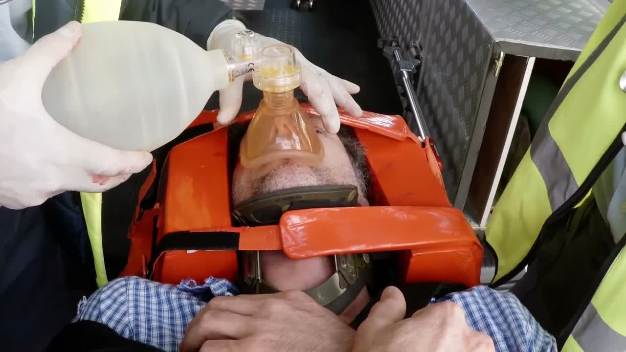 심폐폐소생술 중에 외부 디피브릴레이터를 사용하는 응급구조사