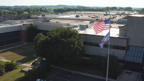 Usa--Und-Pennsylvania-flaggen-Wehen-Am-Arbeitsplatz-Einer-Großen-Industriellen-Produktionsanlage-Im-Wind