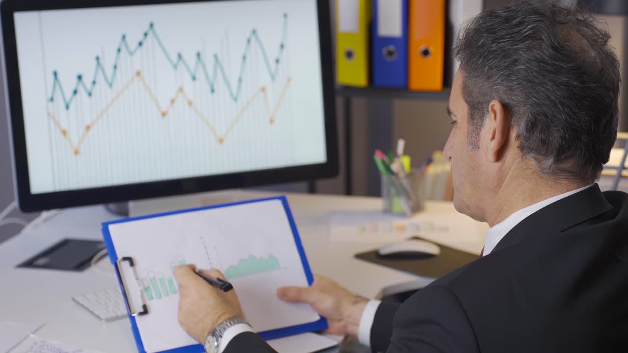 hombre de negocios maduro haciendo un análisis equilibrado de los estados que muestran el estado de las cuentas por cobrar al final del año de la empresa.