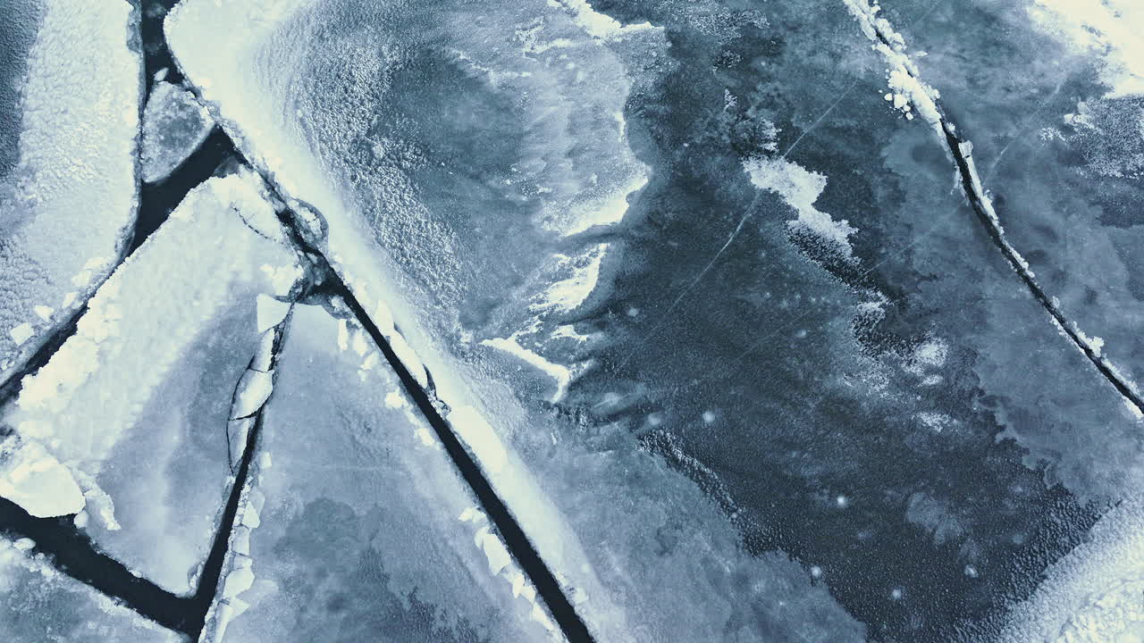 얼어붙은 미시간 호수는 드론의 높은 관점에서 볼 수 있습니다.