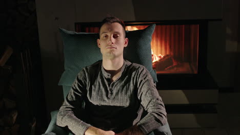 hombre relajándose junto a la chimenea