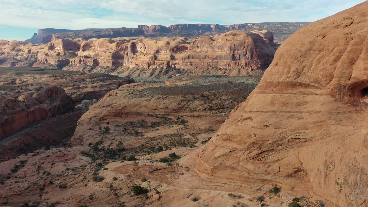 Ripresa aerea in avanti sul pittoresco e famoso Grand Canyon del fiume Colorado con rocce di arenaria rossa alla luce del sole al tramonto negli USA