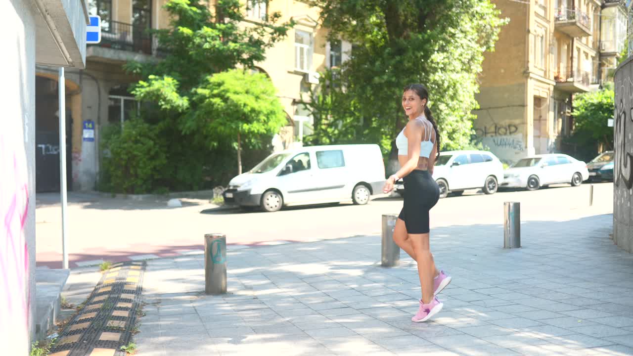mujer saltando la cuerda en la calle de la ciudad