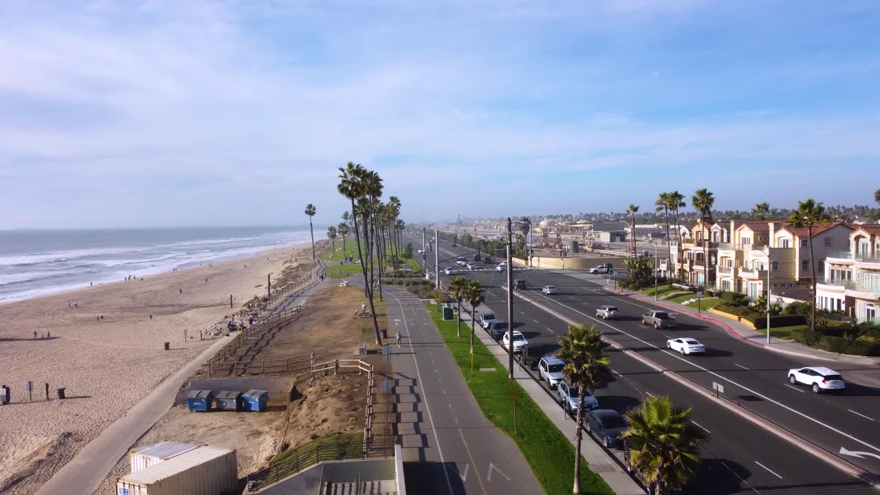 Ripresa aerea di Huntington Beach e della California State Route 1 sulla Pacific Coast