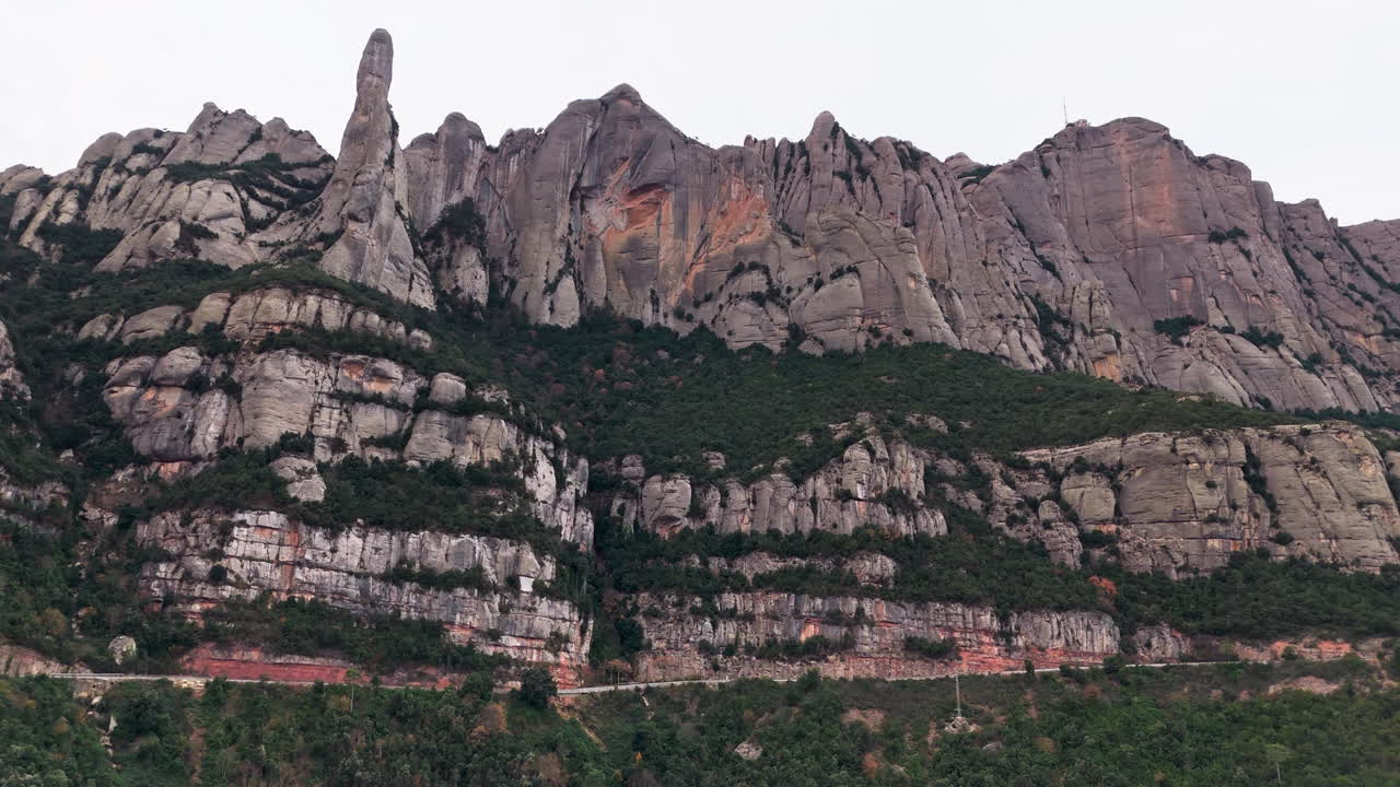 조용한 구름이 가득한 날에 위대한 서사시적인 녹색 절벽의 을 드론으로 밀어 넣습니다.