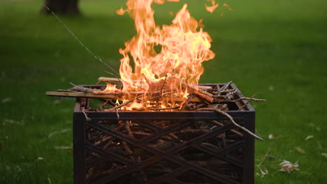 Rociando-Líquido-Para-Encendedor-Sobre-Las-Llamas-De-Un-Pozo-De-Fuego-En-Cámara-Lenta