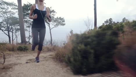 Mujer-Corriendo-Sendero-Cerrar-Zapatos-Steadicam