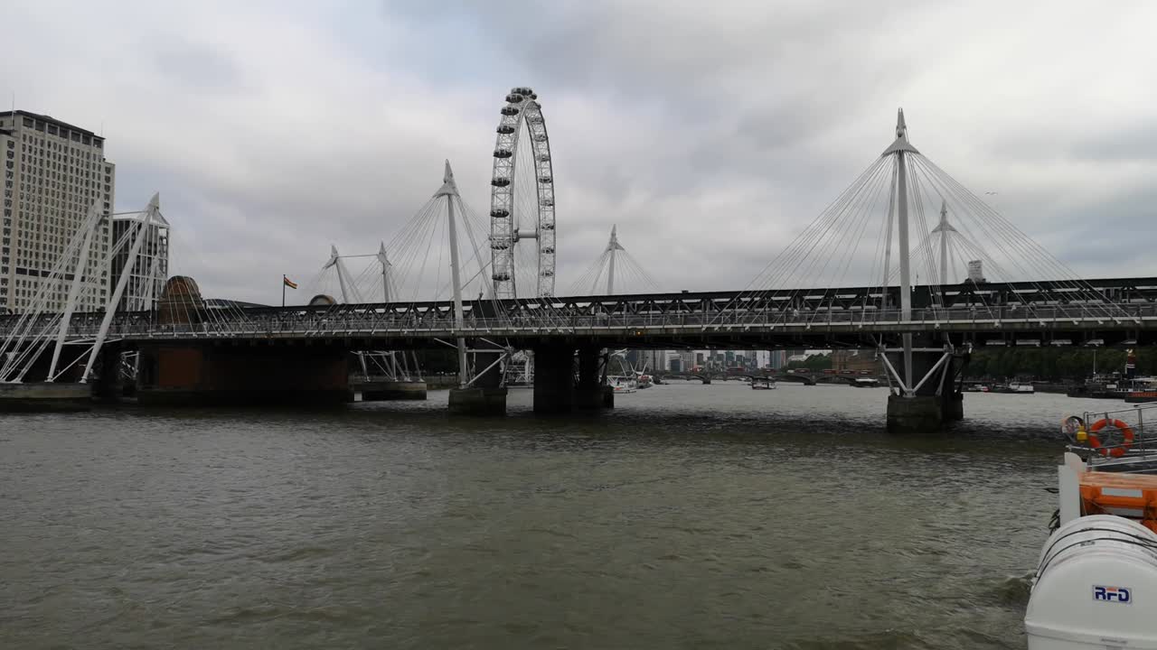 거포드 다리, 골든 주빌리 다리, 런던 아이, 테임즈 강에서 관광 보트에서 볼 수 있는 모습