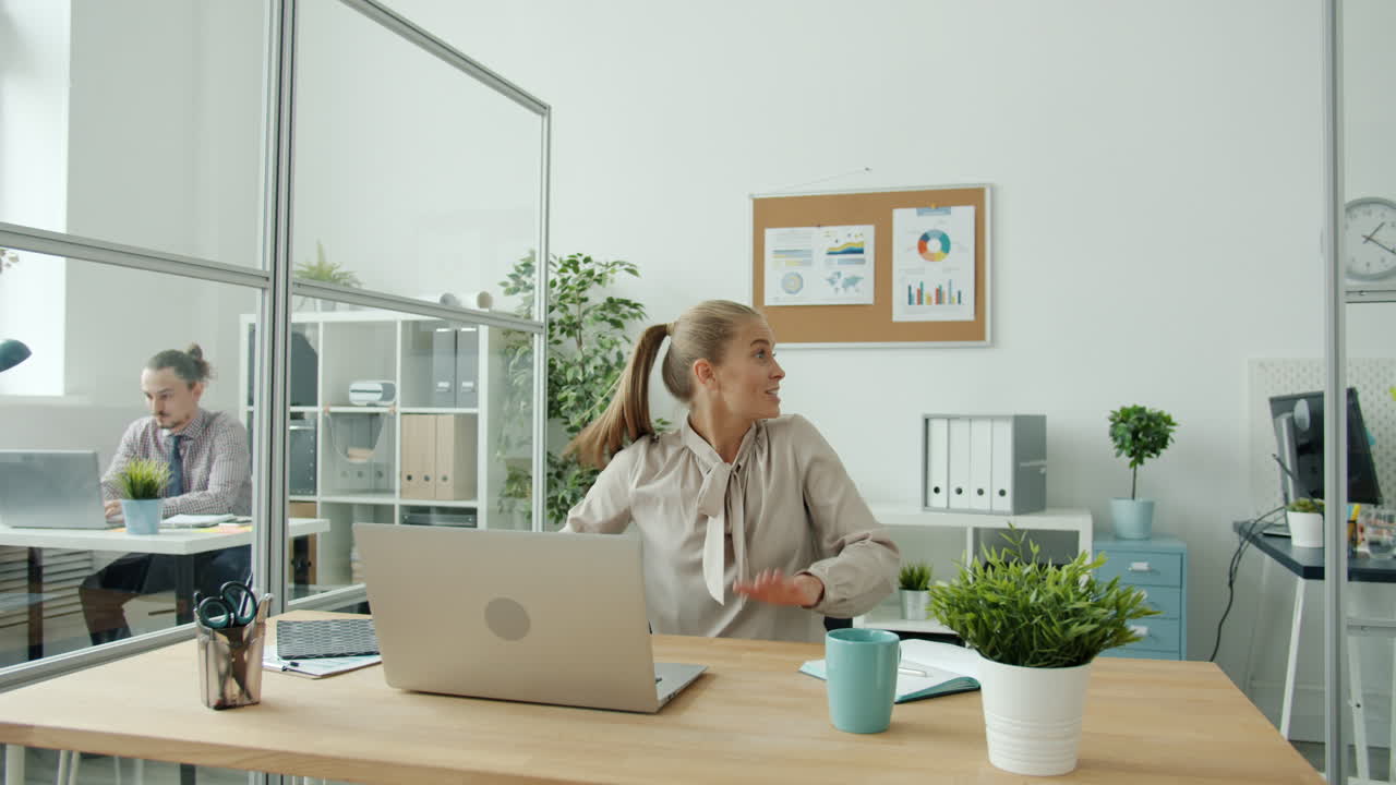 feliz equipo de la oficina celebrando el éxito