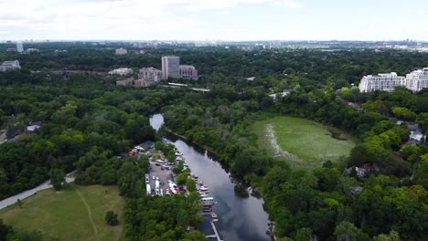 Luftaufnahme-Eines-Flusses,-Der-An-Einem-Bewölkten-Tag-In-Etobicoke-Durch-Grünflächen-Fließt