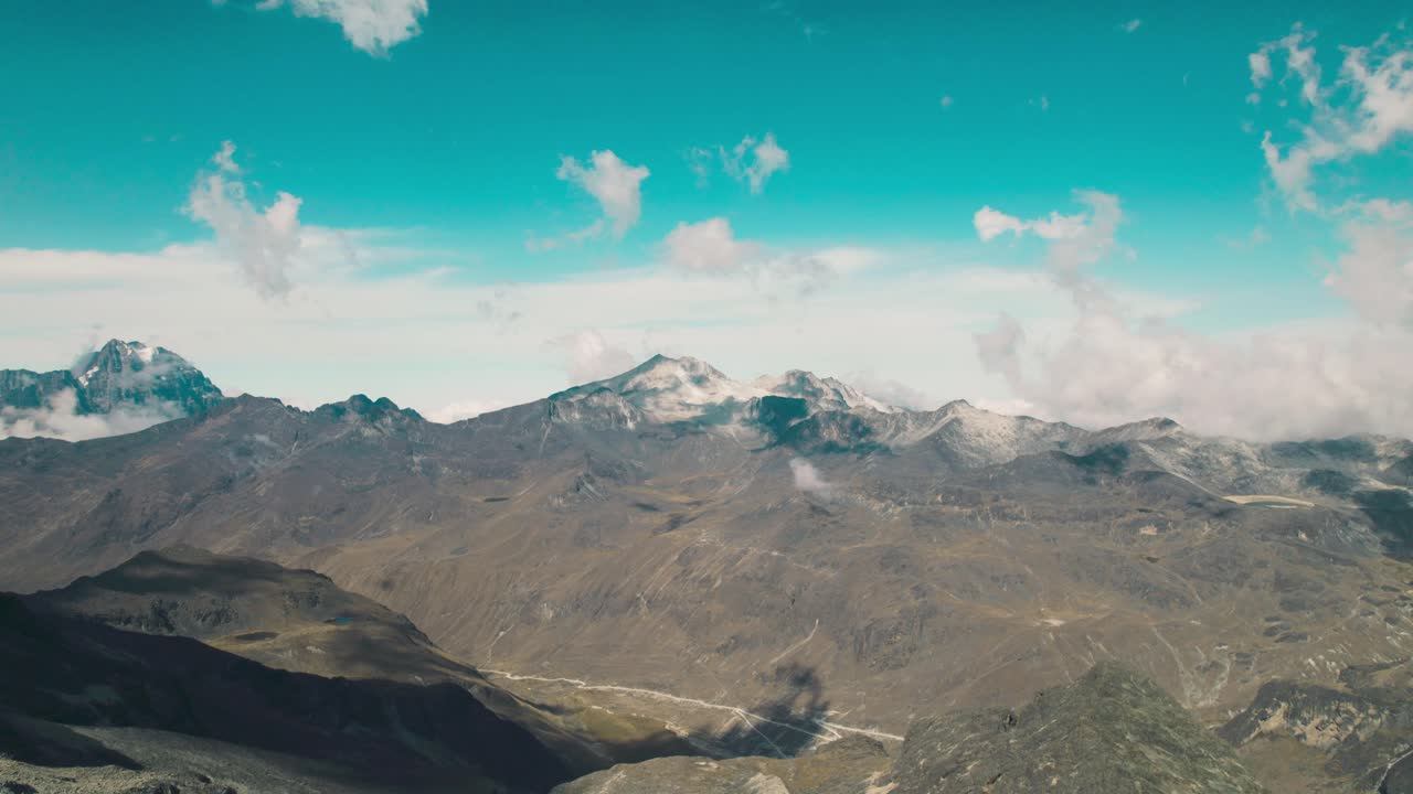 Refúgio remoto nas montanhas em uma cordilheira irregular de Huayna Potosí. O terreno de altitude extremamente elevada e os picos nevados distantes dos Andes