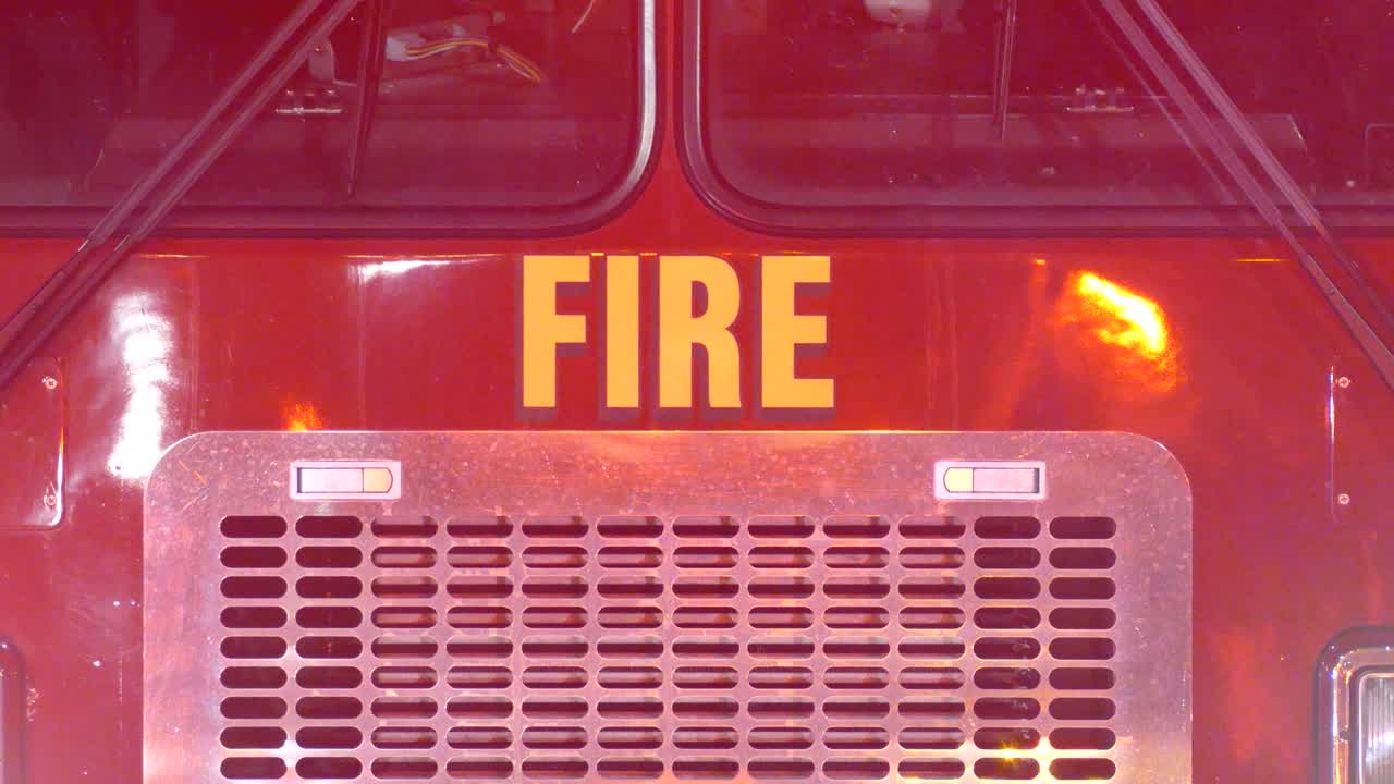 비상등이 반사되는 정적 소방차