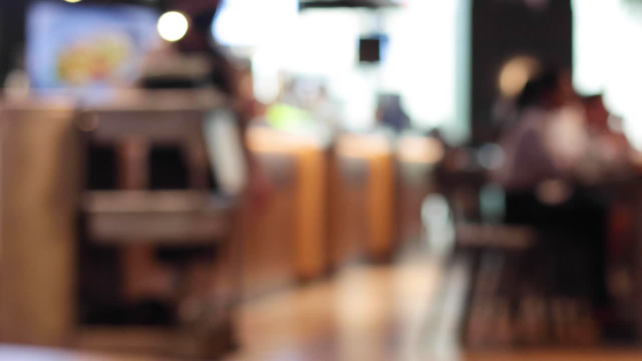 Personale di sala che si muove in un ristorante affollato
