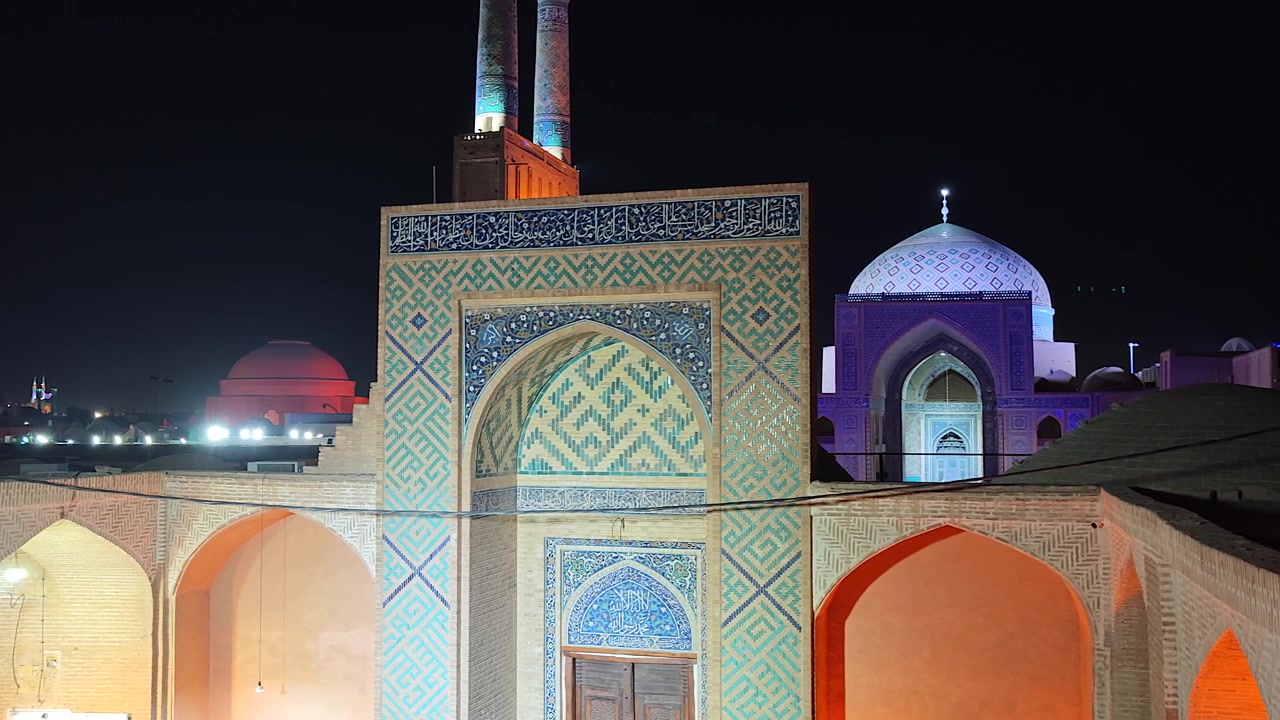 Aydınlatılmış Geleneksel Cami Mimarisinin Gece Manzarası