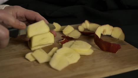 lapso de tiempo de manos pelando y cortando jugosa manzana roja