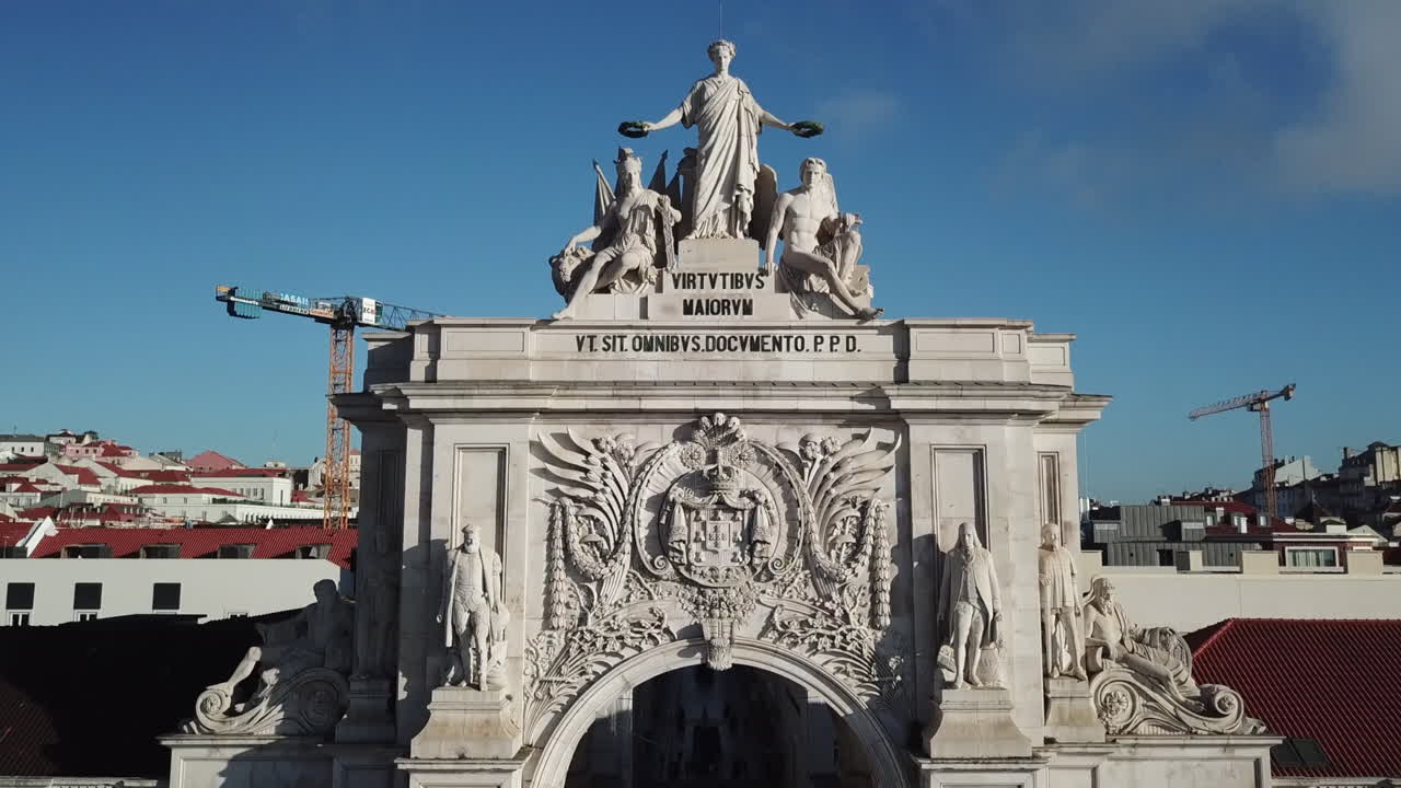 Lisbona, filmato drone frontale dell'Arco di Rua Augusta che si avvicina ai dettagli dell'Arco in una giornata di sole.