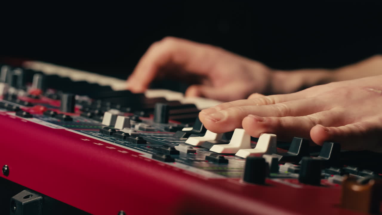 un primer plano de las manos del tecladista tocando música rock con el teclado en el concierto en el estudio, sala de ensayos, reproducción macro en sintetizador.