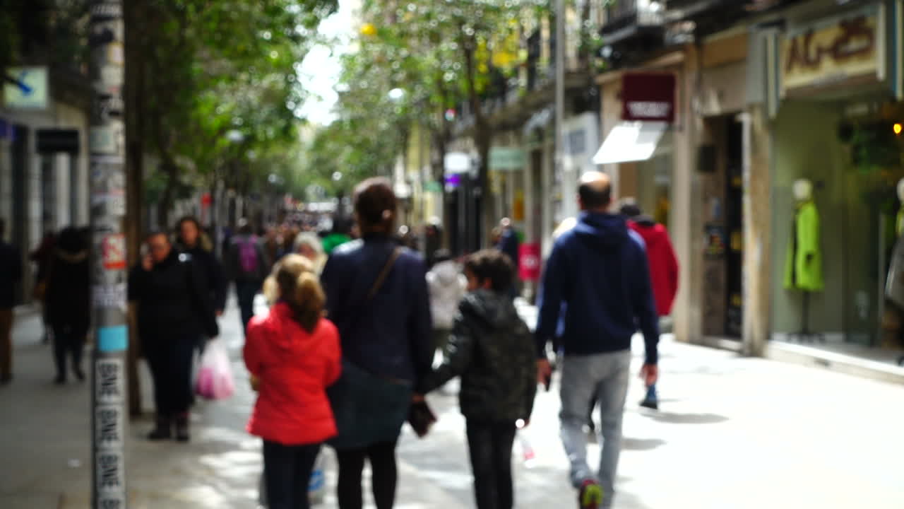 Persone per le strade di Madrid. Fuori fuoco. Movimento rallentato. Movimento di persone lungo via Fuencarral