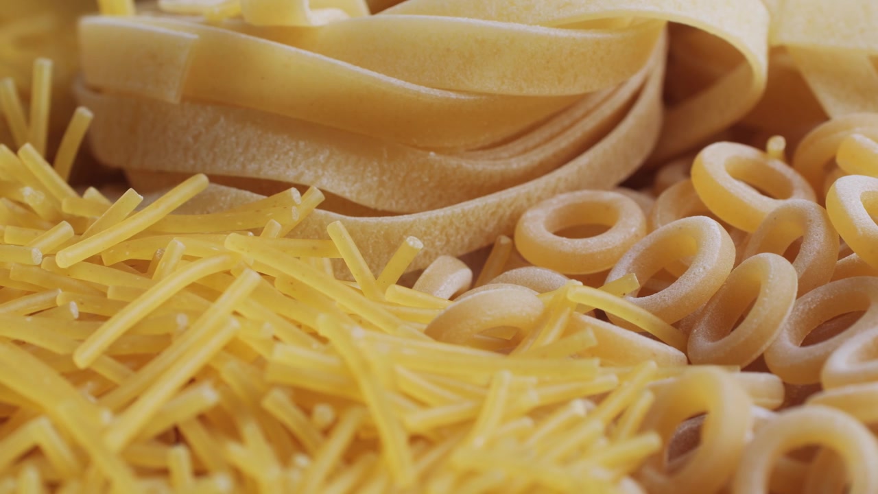 Primo piano di vari tipi di pasta secca cruda