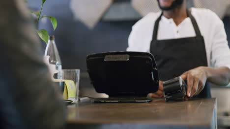 cuanto más rápido se paga, más caliente se queda el café.