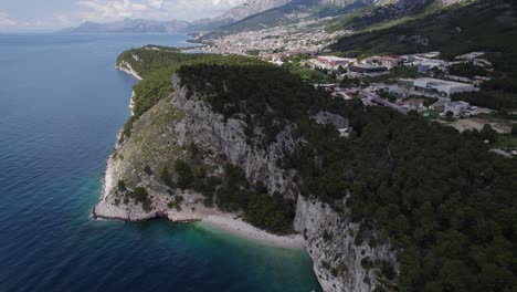la playa de nugal en la riviera de makarska en croacia, tomada desde un avión no tripulado