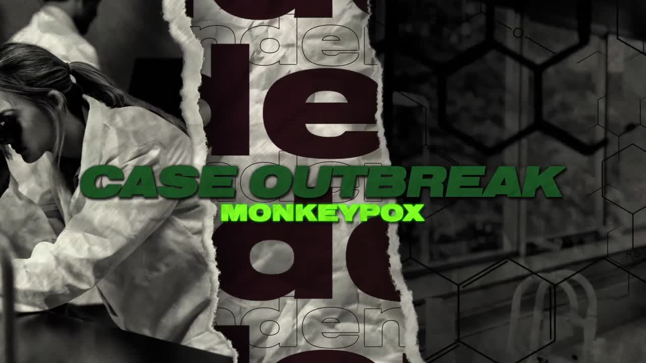 animación del texto de la viruela del mono sobre una científica caucásica usando un microscopio