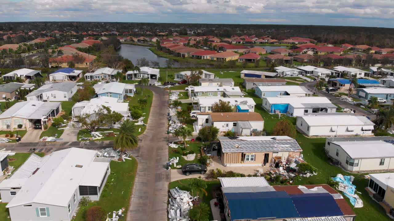 video de drones de 4k de casas móviles dañadas por el huracán ian en puerto norte, florida - 13