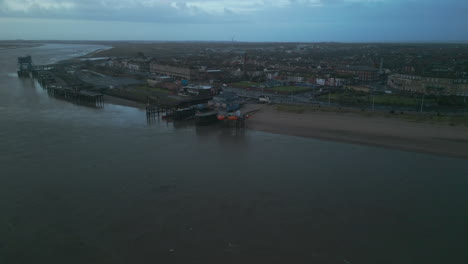 El-Puerto-Pesquero-Urbano-De-Fleetwood-Se-Revela-Sobre-El-Río-Wyre-Y-La-Estación-De-Botes-Salvavidas-Rnli-Al-Amanecer.