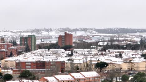 centro de la ciudad de salamanca cubierto de nieve después de una tormenta de nieve, vista aérea.